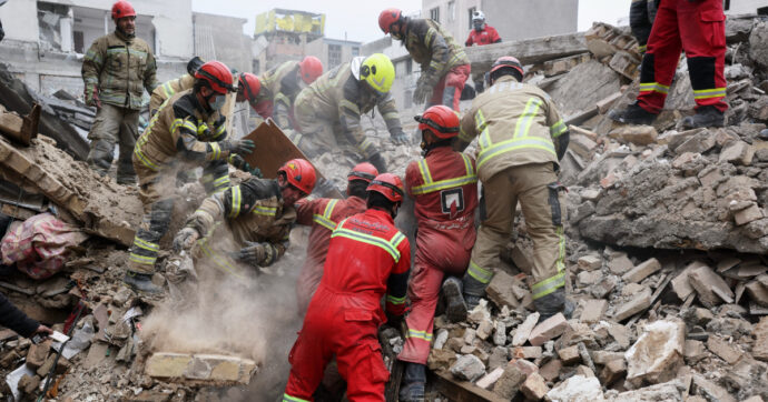 Guerra all’Iran, Pasdaran: “Braccheremo e uccideremo Netanyahu”. Trump: “Le sanzioni alla Russia torneranno a fine guerra”. Esplosioni in Bahrein ed Emirati