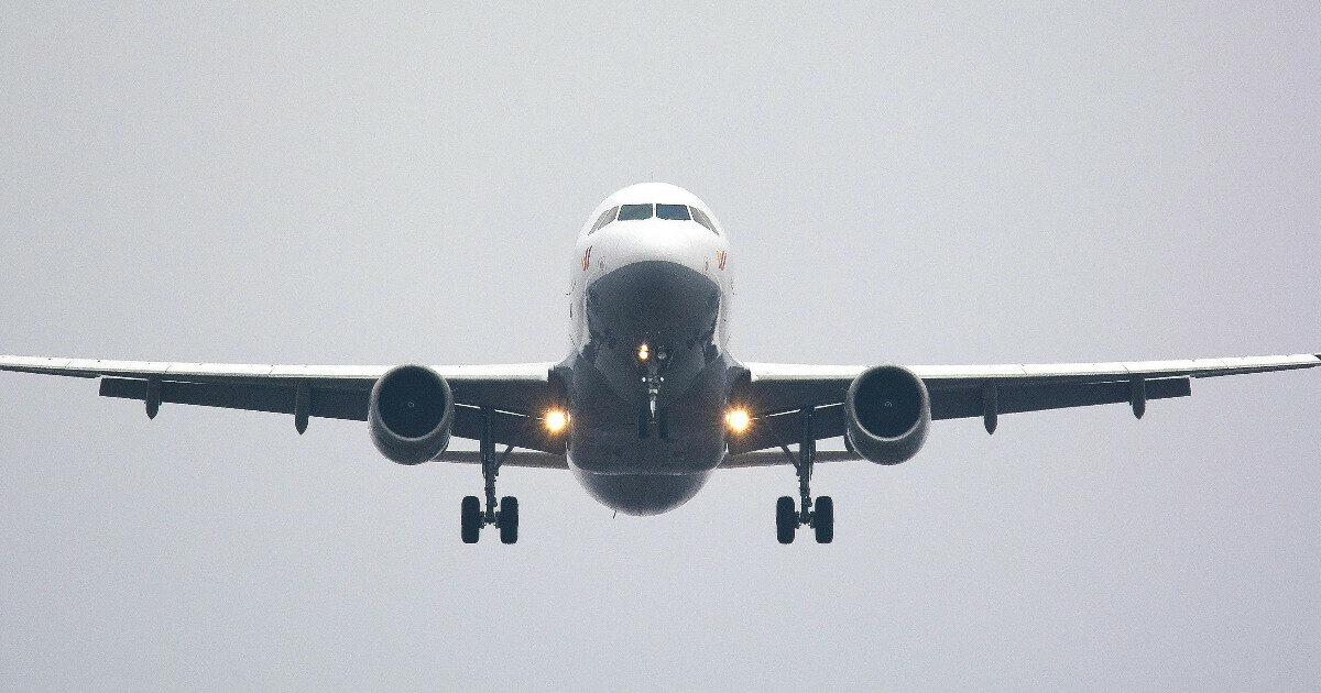 “L’aereo è rallentato all’improvviso dopo il decollo”: panico sul volo Ryanair per Atene, rientro immediato e lunga attesa prima dell’atterraggio