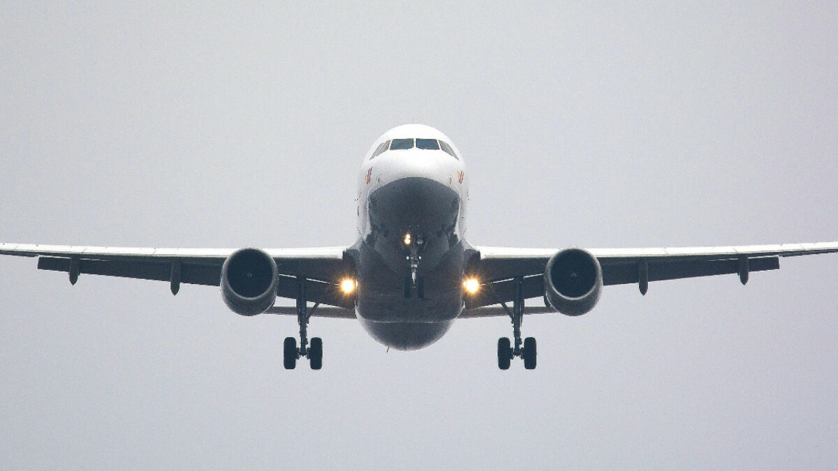 “Stop! Stop! È la pista sbagliata, frena!”, il primo ufficiale evita il disastro aereo: “Una sequenza di errori clamorosi ha portato il pilota a imboccare la via sbagliata”