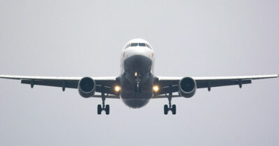 Copertina di “Stop! Stop! È la pista sbagliata, frena!”, il primo ufficiale evita il disastro aereo: “Una sequenza di errori clamorosi ha portato il pilota a imboccare la via sbagliata”
