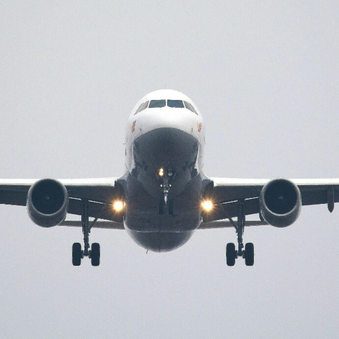 “Stop! Stop! È la pista sbagliata, frena!”, il primo ufficiale evita il disastro aereo: “Una sequenza di errori clamorosi ha portato il pilota a imboccare la via sbagliata”