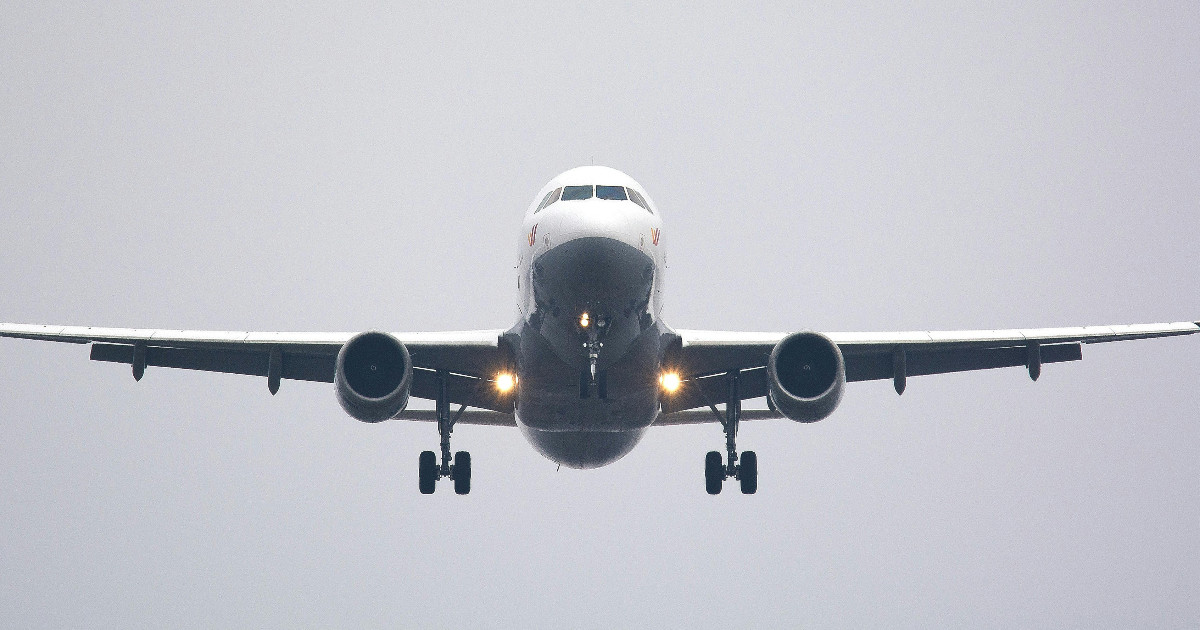 “Stop! Stop! È la pista sbagliata, frena!”, il primo ufficiale evita il disastro aereo: “Una sequenza di errori clamorosi ha portato il pilota a imboccare la via sbagliata”