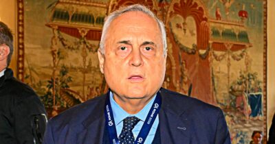 Copertina di “Solo qui sei benvenuto coi piedi davanti”: scritta choc contro Lotito su un muro di una chiesa