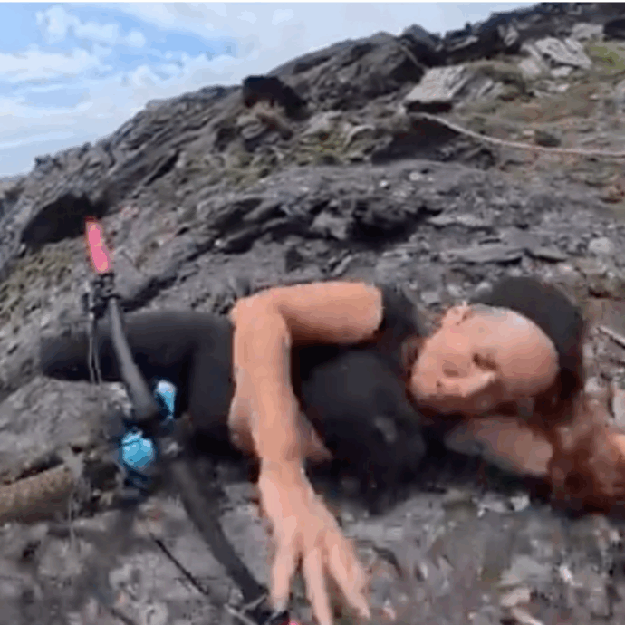 Pedala sulla strada a picco sul mare, perde l’equilibrio e scivola lungo la scogliera per diversi metri: paura per l’influencer Cecilia Sopeña Espa – VIDEO