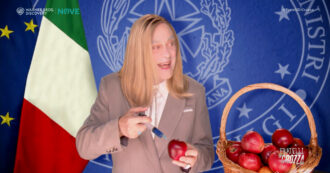 Copertina di “Ho fatto un video sul Referendum di 14 minuti, poi arriva sta Bartolozzi e mi oscura completamente”, Crozza trasforma Meloni in “strega cattiva” alle prese con mele al sonnifero