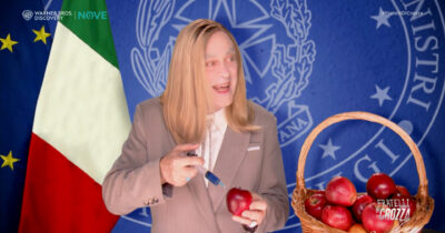 Copertina di “Ho fatto un video sul Referendum di 14 minuti, poi arriva sta Bartolozzi e mi oscura completamente”, Crozza trasforma Meloni in “strega cattiva” alle prese con mele al sonnifero