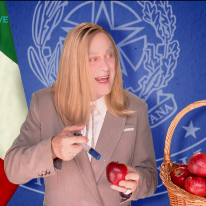 “Ho fatto un video sul Referendum di 14 minuti, poi arriva sta Bartolozzi e mi oscura completamente”, Crozza trasforma Meloni in “strega cattiva” alle prese con mele al sonnifero