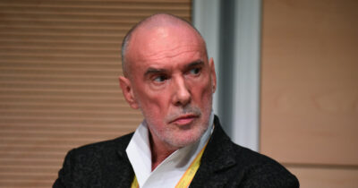 Copertina di “Attendo la morte con gioia, è ora di andare fuori dai co***oni. Ho mentito al prete che abusò di me e che in punto di morte mi chiese ‘Mi vuoi bene?'”: parla Diego Dalla Palma