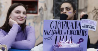 Copertina di Giornata del Fiocchetto Lilla, disturbi alimentari in crescita tra bambini e adolescenti e fondi pubblici a singhiozzo: “Serve formazione per tutti dalle famiglie agli allenatori sportivi”