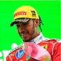 Copertina di Hamilton chiude terzo il Gp di Cina: è il primo podio in Ferrari. Poi festeggia nel team radio: “Forza, un lavoro fantastico”