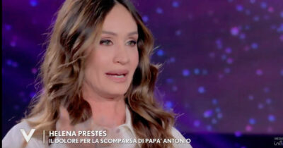 Copertina di “Ho partecipato al funerale di mio papà tramite telefono, ho visto tutto. Non facevo in tempo ad andare”: le lacrime di Helena Prestes