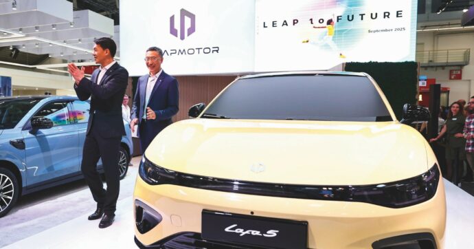 Errori e tanti dividendi: il declino in Ue pinge Stellantis verso i cinesi