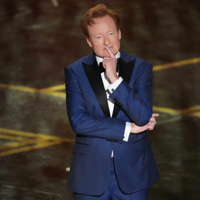 “Siamo in diretta dal teatro ‘ha un pe*e piccolo’. Vediamo se mette il suo nome anche qui”: Conan O’Brien contro Trump agli Oscar 2026