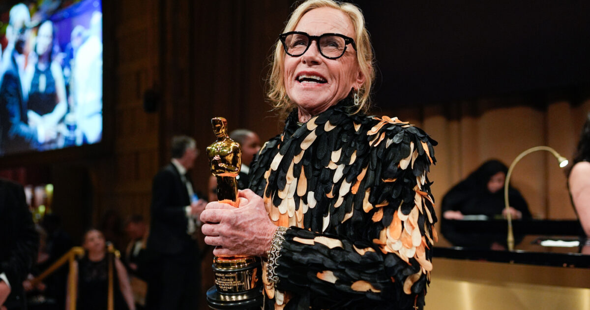 “Sotto la doccia pensavo a cosa avrei potuto dire mentre mi depilavo le gambe… poi ho messo i pantaloni”: Amy Madigan vince l’Oscar 40 anni dopo la prima nomination, il suo discorso