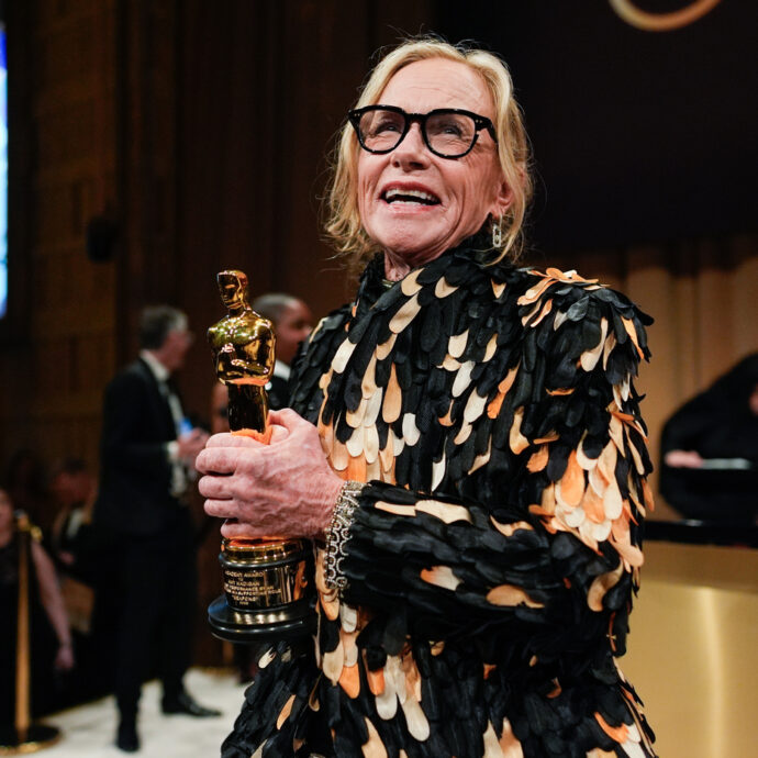 “Sotto la doccia pensavo a cosa avrei potuto dire mentre mi depilavo le gambe… poi ho messo i pantaloni”: Amy Madigan vince l’Oscar 40 anni dopo la prima nomination, il suo discorso