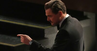 Copertina di Leonardo DiCaprio colpisce ancora: agli Oscar nasce in diretta il nuovo meme del “re di internet”