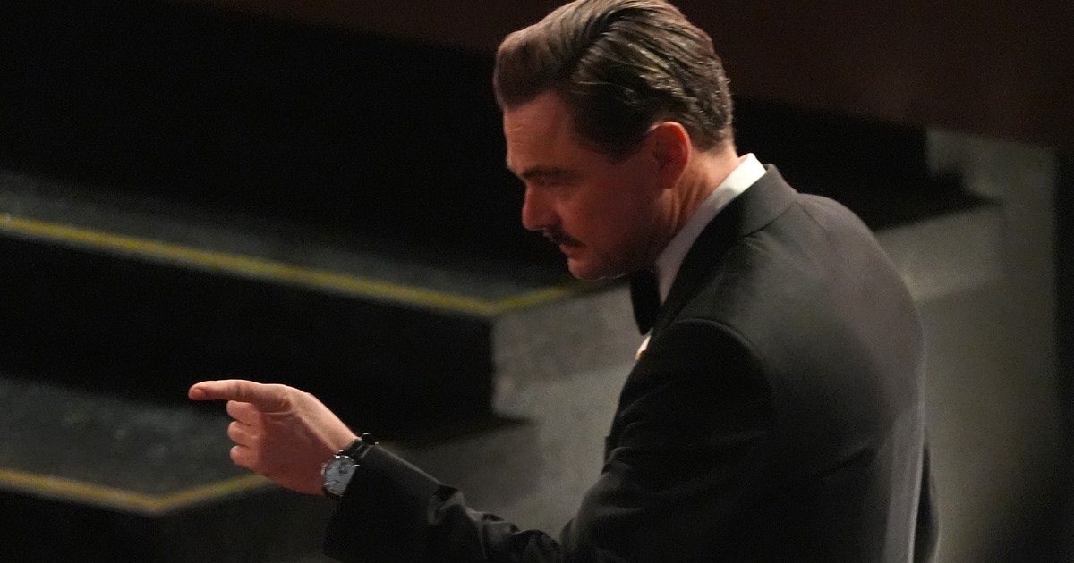 Leonardo DiCaprio colpisce ancora: agli Oscar nasce in diretta il nuovo meme del “re di internet”