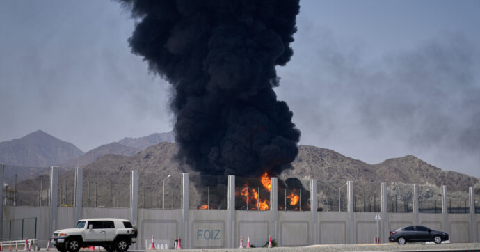 Iran, drone contro impianto petrolifero negli Emirati: “Vasto incendio”. Israele avvia le operazioni di terra nel sud del Libano – Diretta