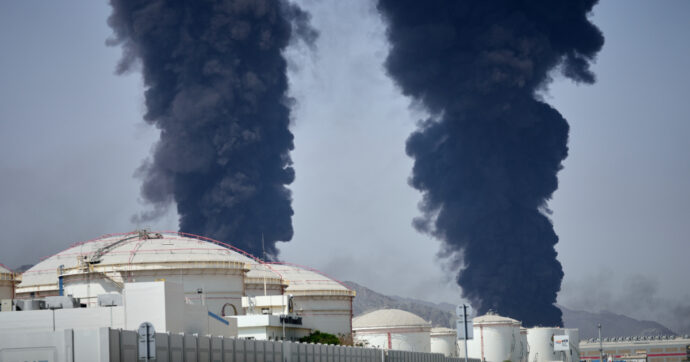 Iran, dall’attacco chirurgico su Kharg agli attriti con Israele per i raid sui depositi: così Trump tenta di evitare il boom del prezzo del petrolio