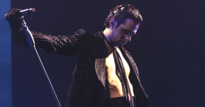 Copertina di Achille Lauro e Laura Pausini duettano su “16 marzo” al Forum di Milano. La cantante rivela: “A Sanremo voleva mettersi dietro per far cantare solo me” – IL VIDEO