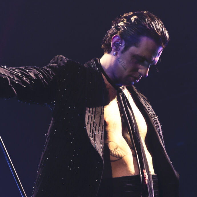 Achille Lauro e Laura Pausini duettano su “16 marzo” al Forum di Milano. La cantante rivela: “A Sanremo voleva mettersi dietro per far cantare solo me” – IL VIDEO