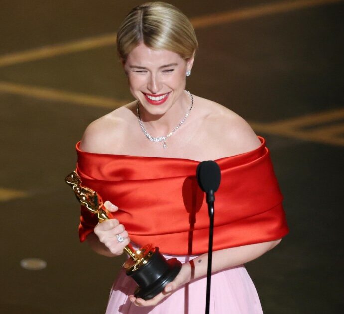 “Dedico questo premio allo splendido caos che è il cuore di una madre”, il trionfo di Jessie Buckley agli Oscar 2026