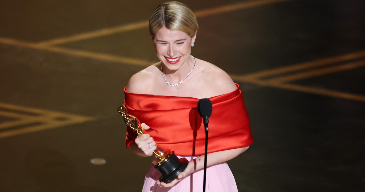 “Dedico questo premio allo splendido caos che è il cuore di una madre”, il trionfo di Jessie Buckley agli Oscar 2026 “Dedico questo premio allo splendido caos che è il cuore di una madre”, il trionfo di Jessie Buckley agli Oscar 2026