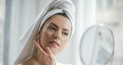 Copertina di Retinolo, vitamina C e acido ialuronico: combinare questi principi attivi nel modo sbagliato può irritare la pelle. Le regole dei dermatologi