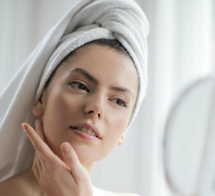 Retinolo, vitamina C e acido ialuronico: combinare questi principi attivi nel modo sbagliato può irritare la pelle. Le regole dei dermatologi