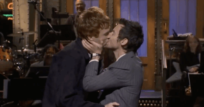 Copertina di Harry Styles bacia in bocca in uomo: “Ecco questo sì che è queerbaiting!”. Ma c’è un motivo dietro il gesto a sorpresa: ecco quale – IL VIDEO