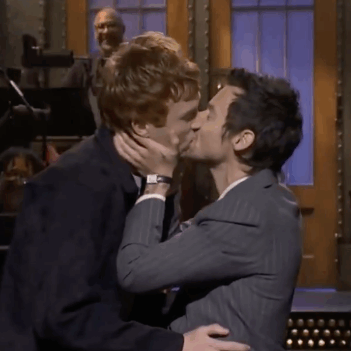 Harry Styles bacia in bocca in uomo: “Ecco questo sì che è queerbaiting!”. Ma c’è un motivo dietro il gesto a sorpresa: ecco quale – IL VIDEO