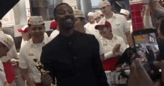 Copertina di Chi è Michael B. Jordan, l’attore che ha “rubato” l’Oscar a DiCaprio e Chalamet: dopo la vittoria mangia hamburger e patatine con la statuetta in mano