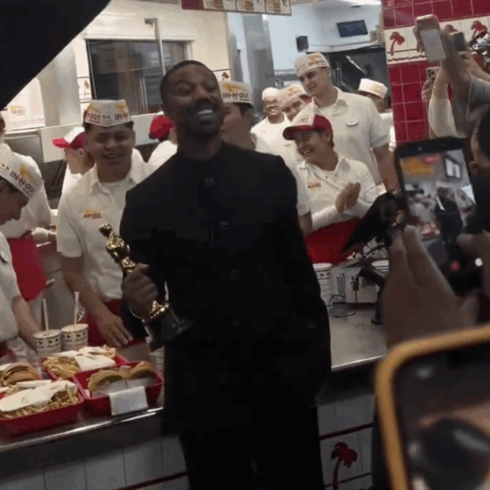 Chi è Michael B. Jordan, l’attore che ha “rubato” l’Oscar a DiCaprio e Chalamet: dopo la vittoria mangia hamburger e patatine con la statuetta in mano