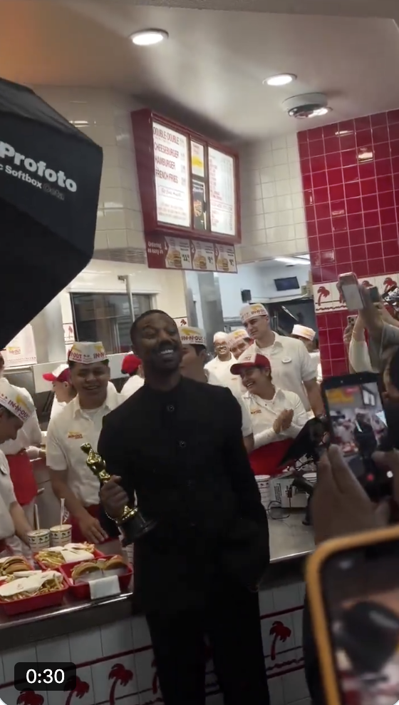 chi 232 michael b jordan l8217attore che ha rubato l8217oscar a dicaprio e chalamet dopo la vittoria mangia hamburger e patatine con la statuetta in mano da Ilfattoquotidiano.it chi 232 michael b jordan l8217attore che ha rubato l8217oscar a dicaprio e chalamet dopo la vittoria mangia hamburger e patatine con la statuetta in mano