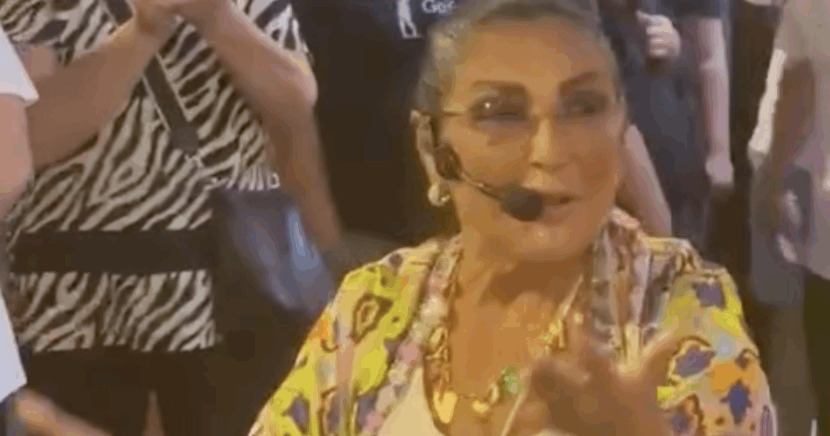 È morta Cinzia Oscar, cantante e attrice della tradizione neomelodica partenopea. Il figlio: “Sono morto con te. Mi hai insegnato tutto, tranne a vivere senza di te”