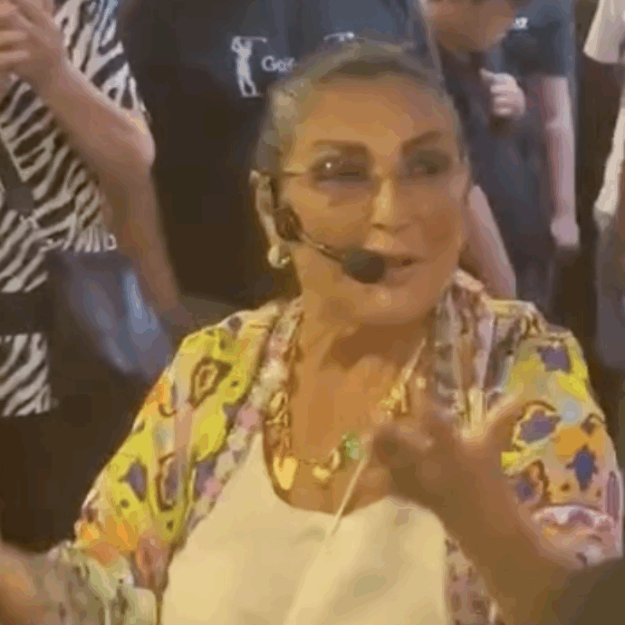 È morta Cinzia Oscar, cantante e attrice della tradizione neomelodica partenopea. Il figlio: “Sono morto con te. Mi hai insegnato tutto, tranne a vivere senza di te”