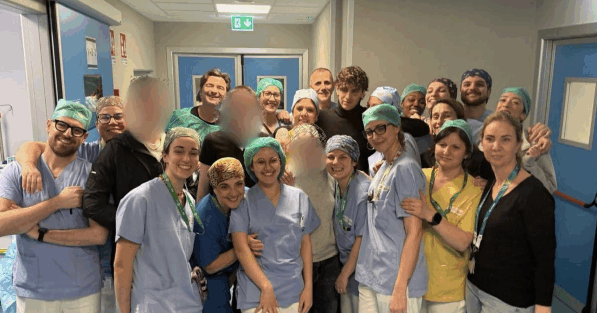 Achille Lauro incontra i sopravvissuti della strage di Crans-Montana al Niguarda di Milano. Bertolaso: “Ha saputo portare un po’ di gioia nel cuore dei ragazzi”