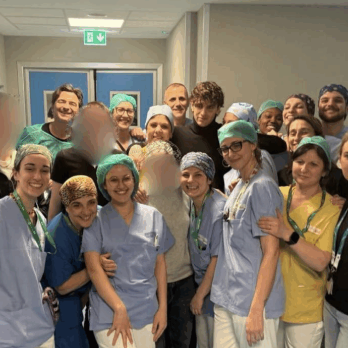 Achille Lauro incontra i sopravvissuti della strage di Crans-Montana al Niguarda di Milano. Bertolaso: “Ha saputo portare un po’ di gioia nel cuore dei ragazzi”