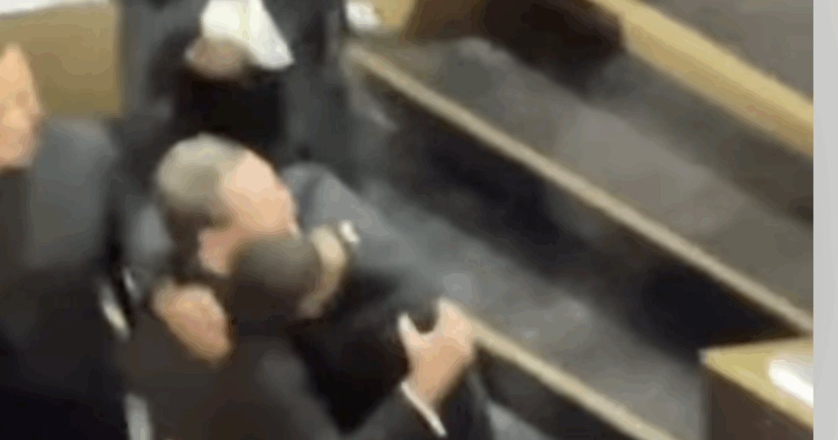 Ritira l’Oscar, poi corre in lacrime tra il pubblico e abbraccia Leonardo DiCaprio: il gesto di Michael B. Jordan commuove tutti – VIDEO