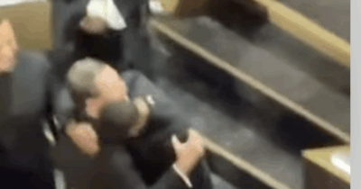 Copertina di Ritira l’Oscar, poi corre in lacrime tra il pubblico e abbraccia Leonardo DiCaprio: il gesto di Michael B. Jordan commuove tutti – VIDEO