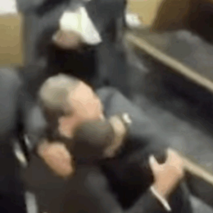 Ritira l’Oscar, poi corre in lacrime tra il pubblico e abbraccia Leonardo DiCaprio: il gesto di Michael B. Jordan commuove tutti – VIDEO