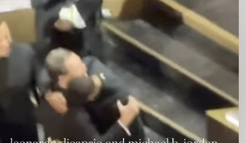 Ritira l’Oscar, poi corre in lacrime tra il pubblico e abbraccia Leonardo DiCaprio: il gesto di Michael B. Jordan commuove tutti – VIDEO Ritira l’Oscar, poi corre in lacrime tra il pubblico e abbraccia Leonardo DiCaprio: il gesto di Michael B. Jordan commuove tutti – VIDEO