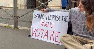 Copertina di “Votare è un mio diritto, ma posso esercitarlo solo se ho i soldi”: la protesta di una studentessa fuori dal ministero della Giustizia