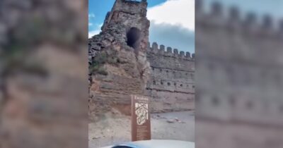 Copertina di Crolla la torre del castello medievale di Escalona, il video dell’incidente a due passi da turisti e residenti