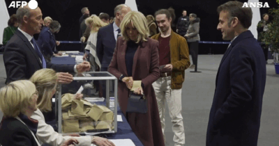 Copertina di Elezioni municipali in Francia, Macron al voto con Brigitte: al seggio anche i leader d’opposizione