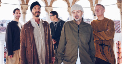 Copertina di “Giustifichiamo i massacri contro lo ‘straniero’, negandogli la terra col castigo divino. Siamo assuefatti. Per fortuna la Gen Z lotta in tutto il mondo”: il ritorno dei Subsonica con “Terre Rare”