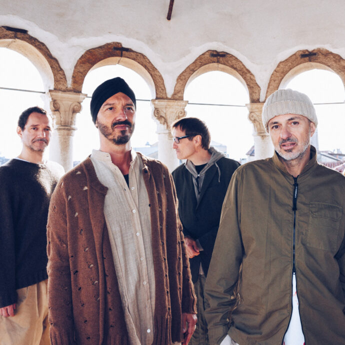 “Giustifichiamo i massacri contro lo ‘straniero’, negandogli la terra col castigo divino. Siamo assuefatti. Per fortuna la Gen Z lotta in tutto il mondo”: il ritorno dei Subsonica con “Terre Rare”