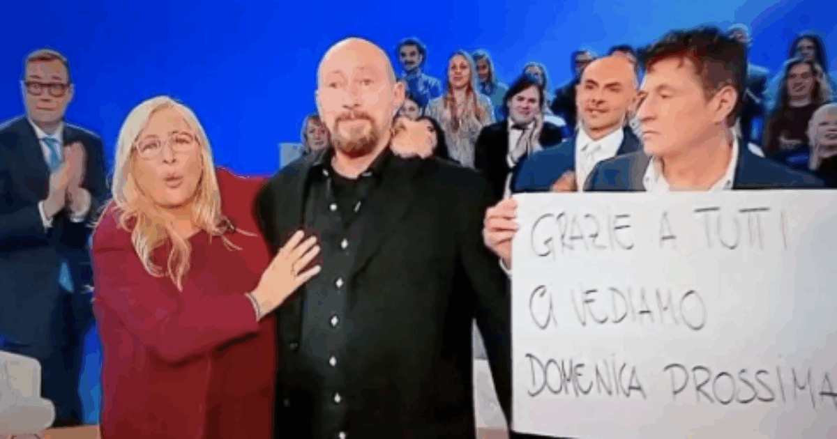 Mara Venier commossa a Domenica In fa un annuncio importante ma Teo Mammucari la interrompe. Lei: “Tu sei un pirla, perché non capisci i momenti”