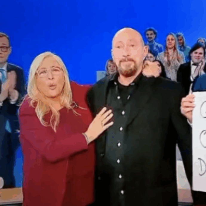 Mara Venier commossa a Domenica In fa un annuncio importante ma Teo Mammucari la interrompe. Lei: “Tu sei un pirla, perché non capisci i momenti”