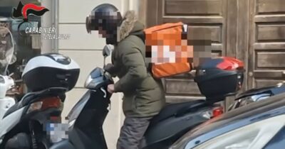 Copertina di Caporalato digitale nel food delivery: indagine a Messina su paghe da tre euro a consegna
